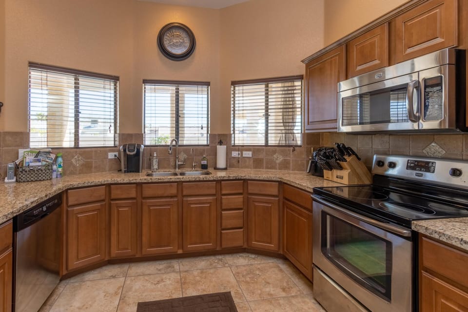 Kitchen with full amenities!