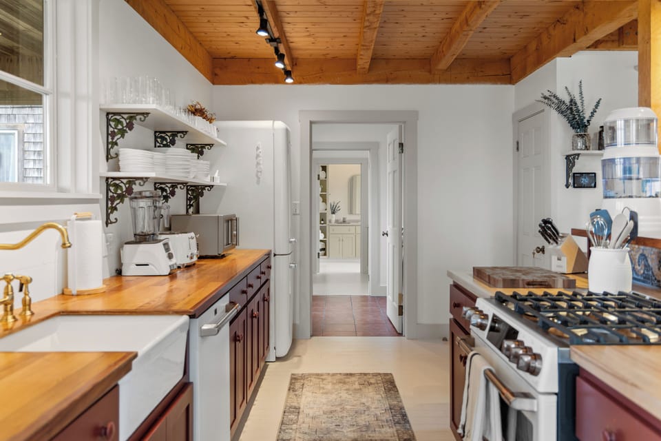 Fully stocked kitchen, including treats and snacks!
