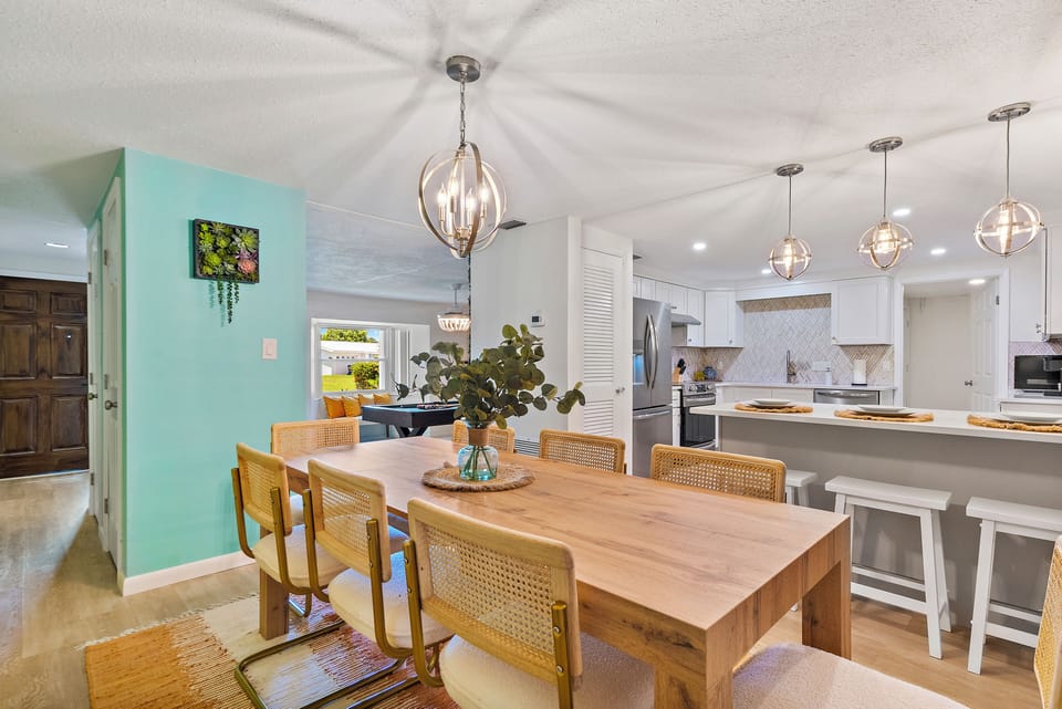 Recently upgraded with new dining chairs, new pictures coming.