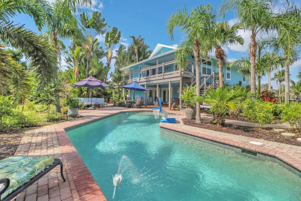 Enjoy days of sunbathing and kids playing in the water, in your own private, heated pool - no sharing here!