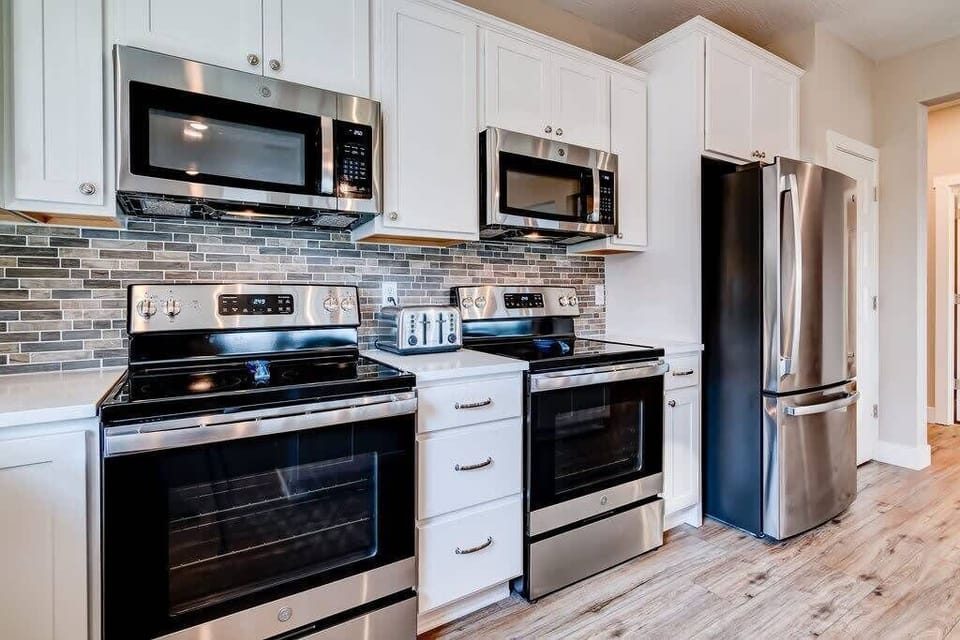 This kitchen has stainless steel appliances and cabinets fully stocked with all the cookware you need!