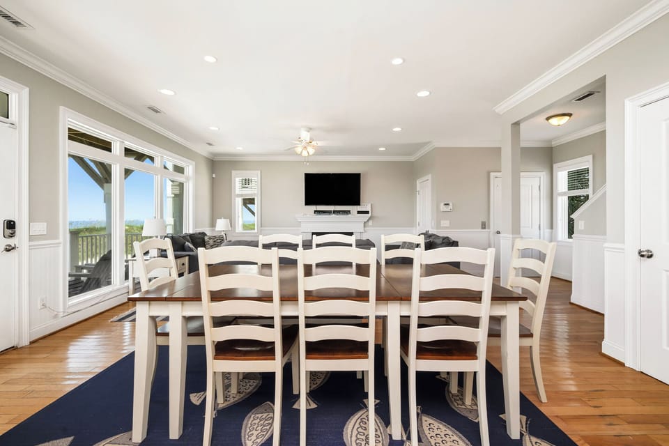 Dining Area - 1st Floor South