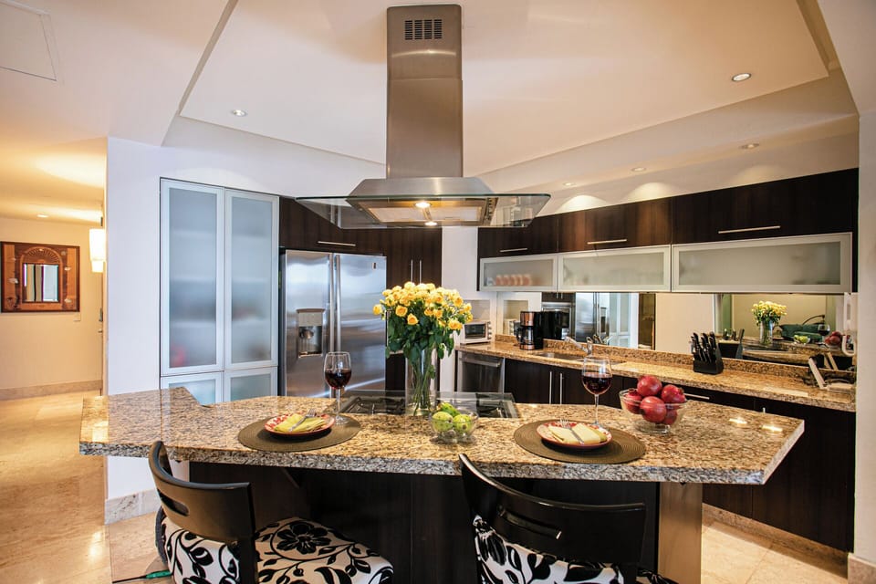 Share appetizers and cocktails with your designated chef at the bar setup!