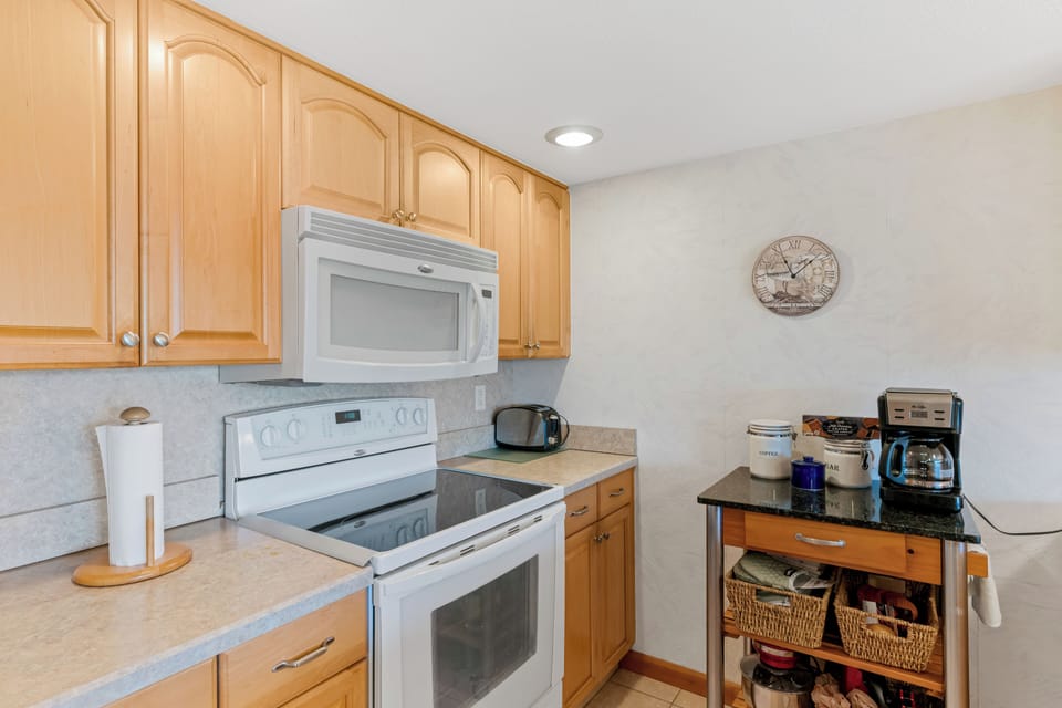 Kitchen w/Full Size Appliances--Microwave Stove Dishwasher & Fridge w/Ice Maker