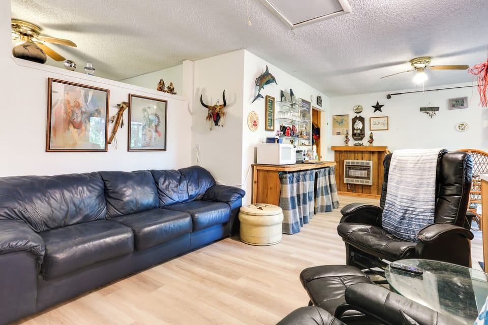 Living Area | Flat-Screen TV | Free WiFi