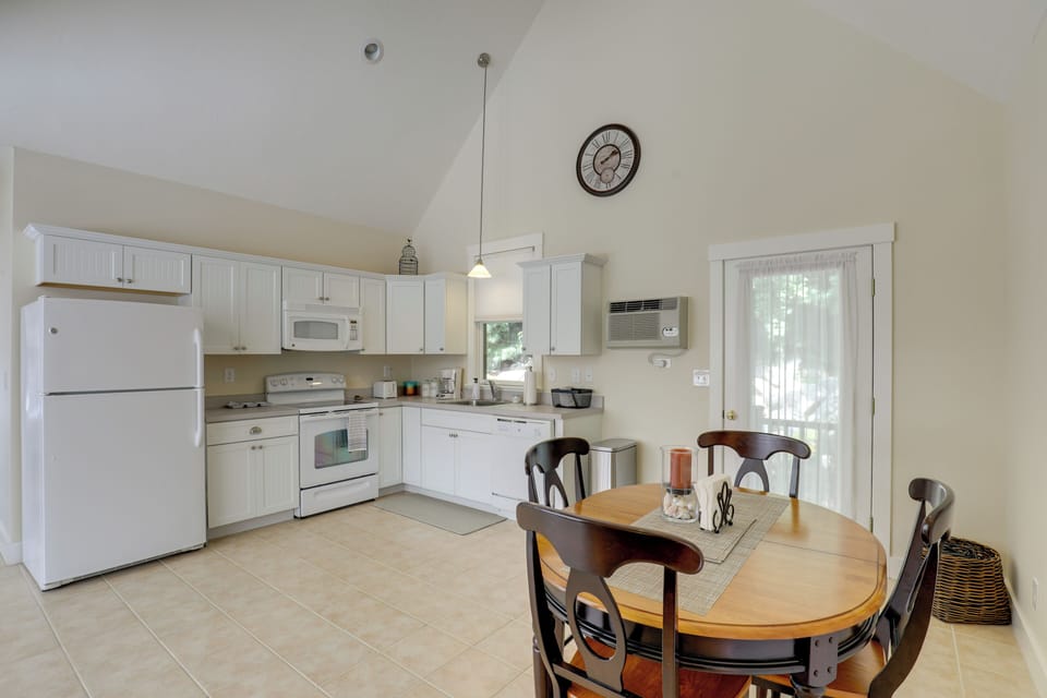 Dining Area | Dishware & Flatware Provided