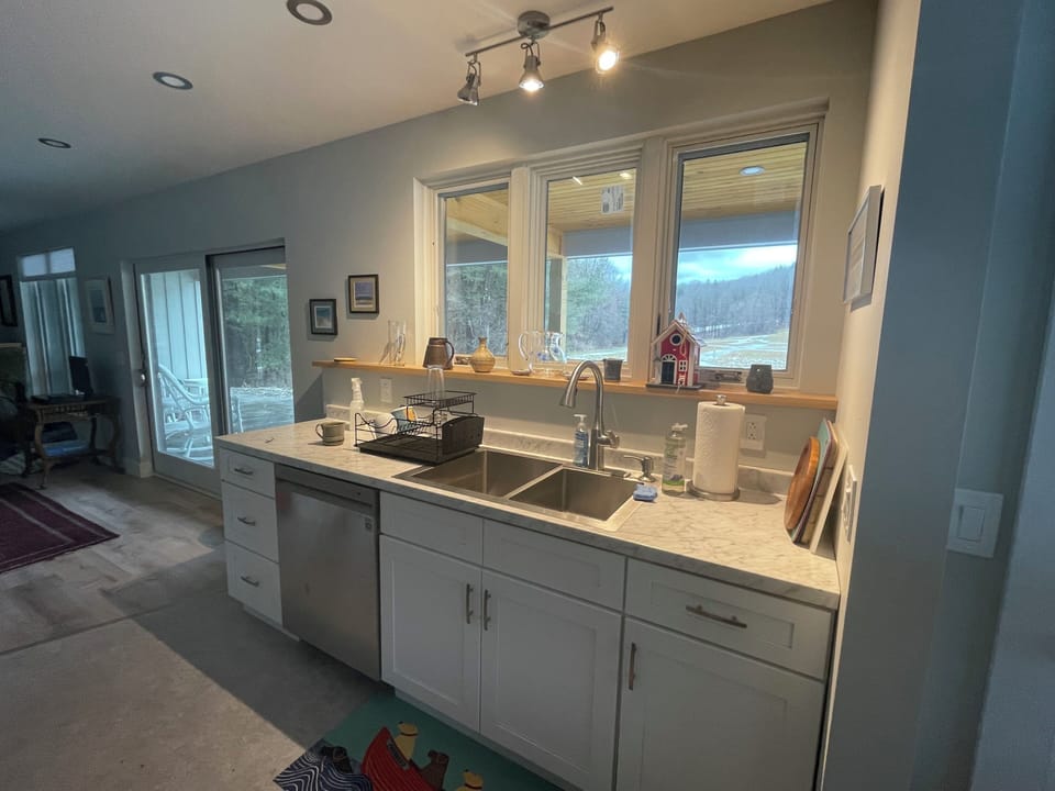 Kitchen with double sink and dishwasher