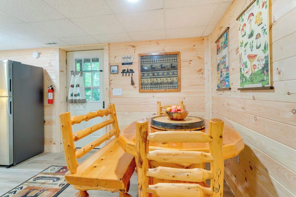 Dining Area | Dishware & Flatware Provided