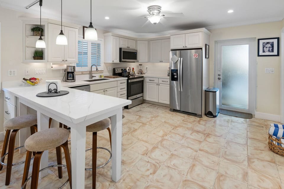 Full size kitchen with stainless steel appliances