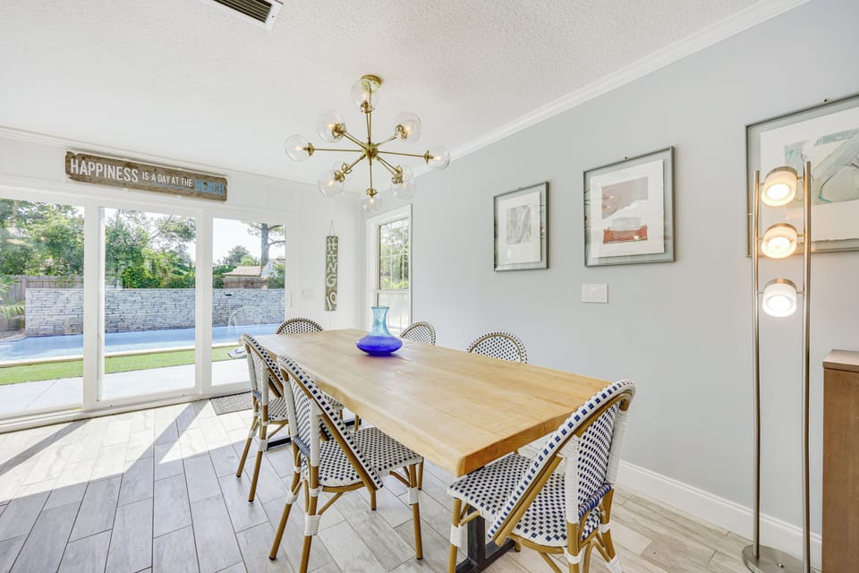 Dining Area | Dishware & Flatware Provided