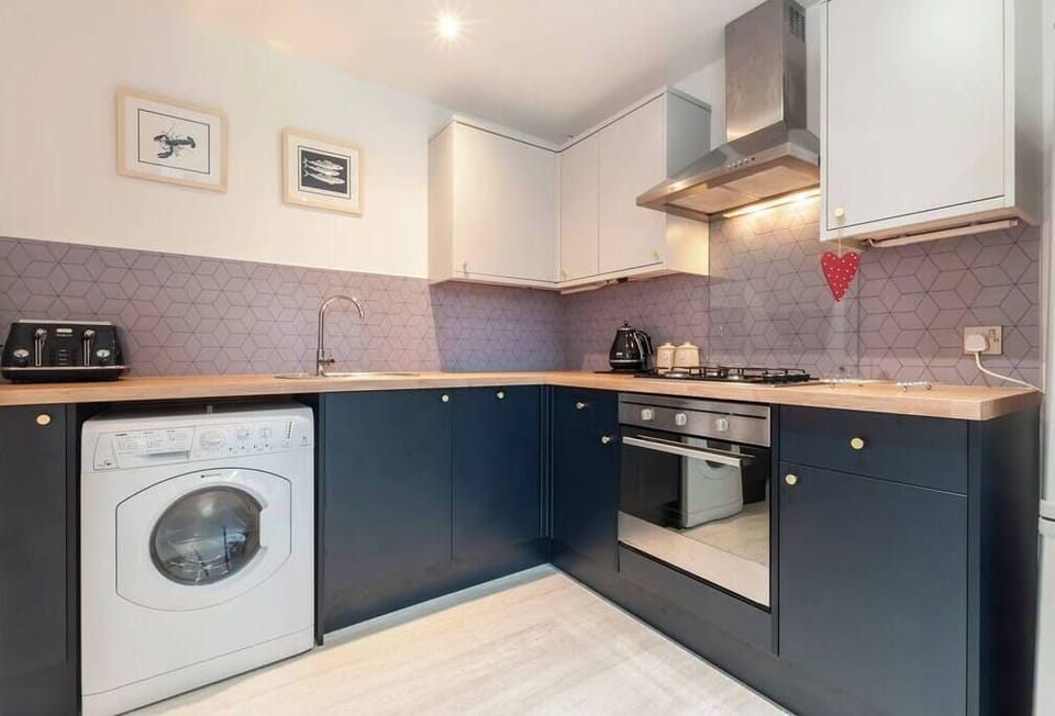 Kitchen - oven, hob, dishwasher, washing machine