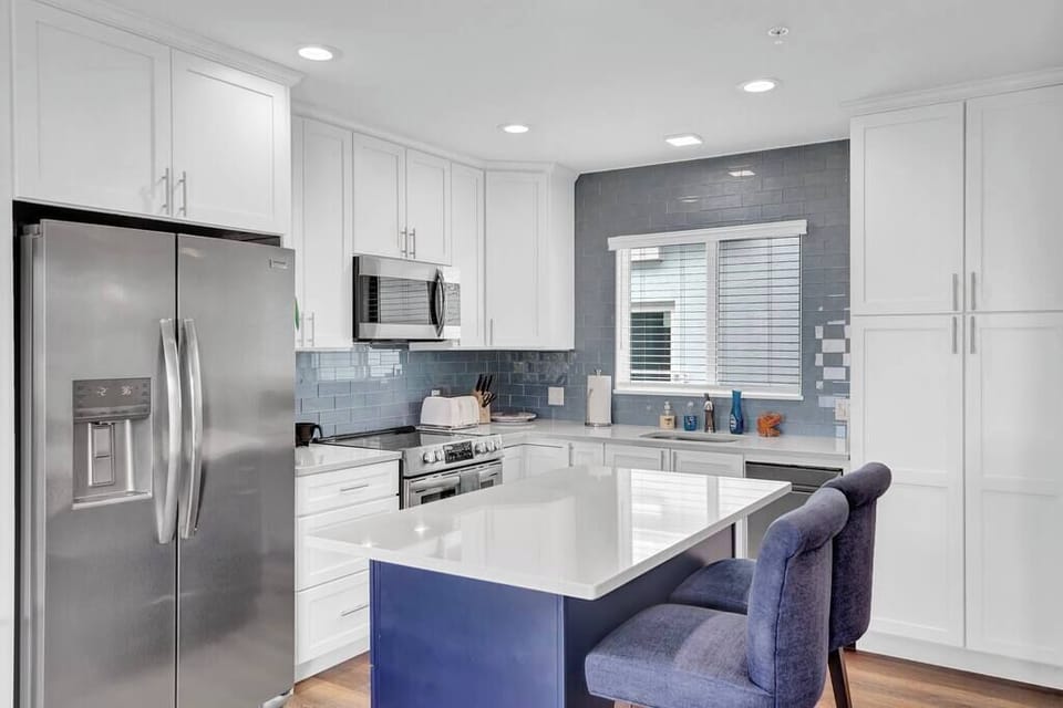 Fully equipped kitchen with island for 4