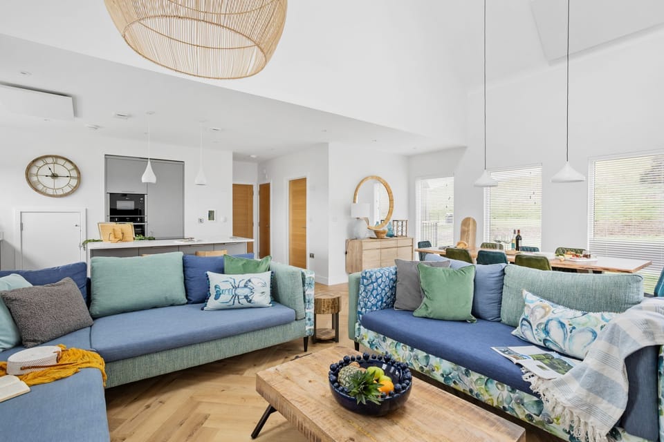 Sofa seating for 8 in open plan living area, perfect for families - 9 The Vista, Willingcott