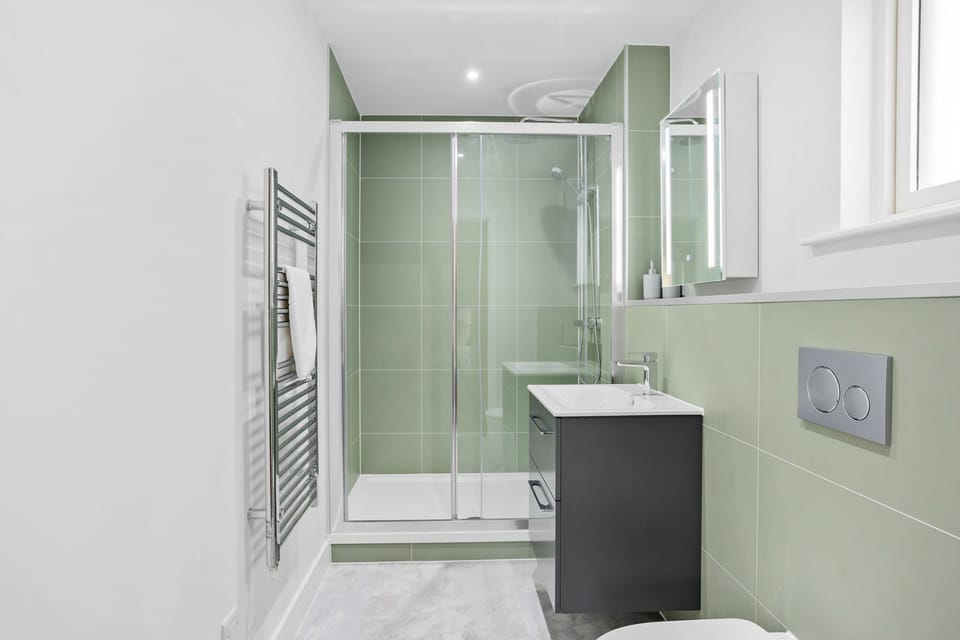 En suite to bedroom 1 with heated towel rail, shower and vanity unit - 9 The Vista, Willingcott