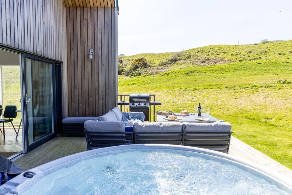Private electric hot tub, outdoor seating on private decking - 9 The Vista, Willingcott