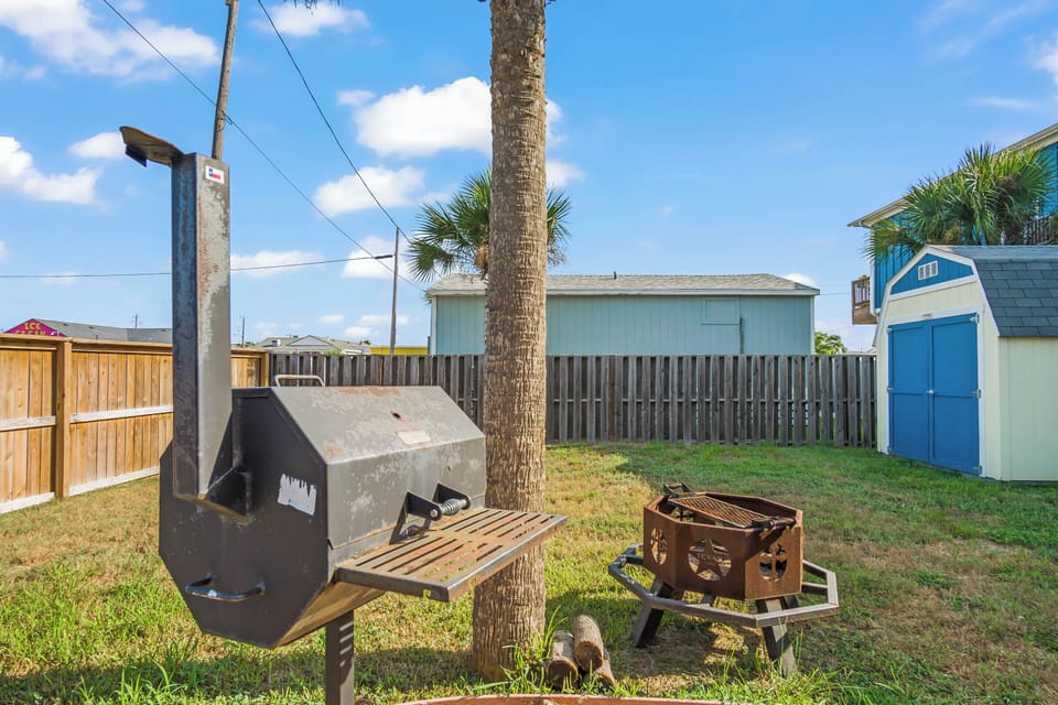 Fenced-In Backyard - Barbecue & Fire Pit