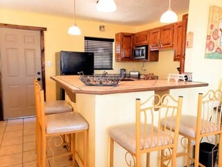 KITCHEN WITH BREAKFAST BAR