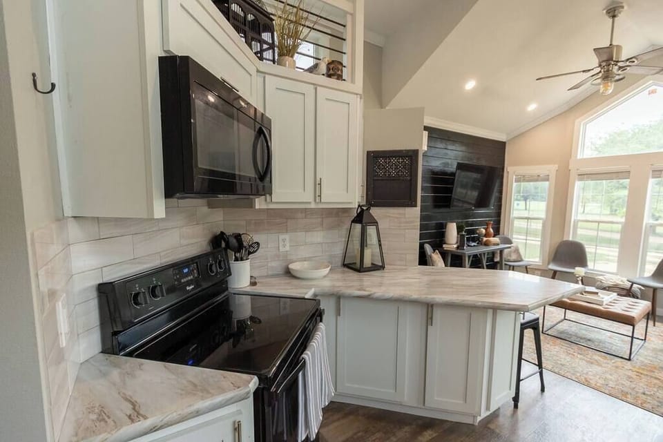 Kitchen w/ spacious amount of prepping area