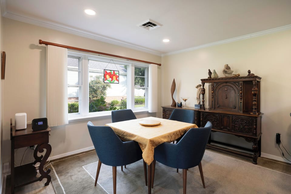 Dining room with extendable table for 6