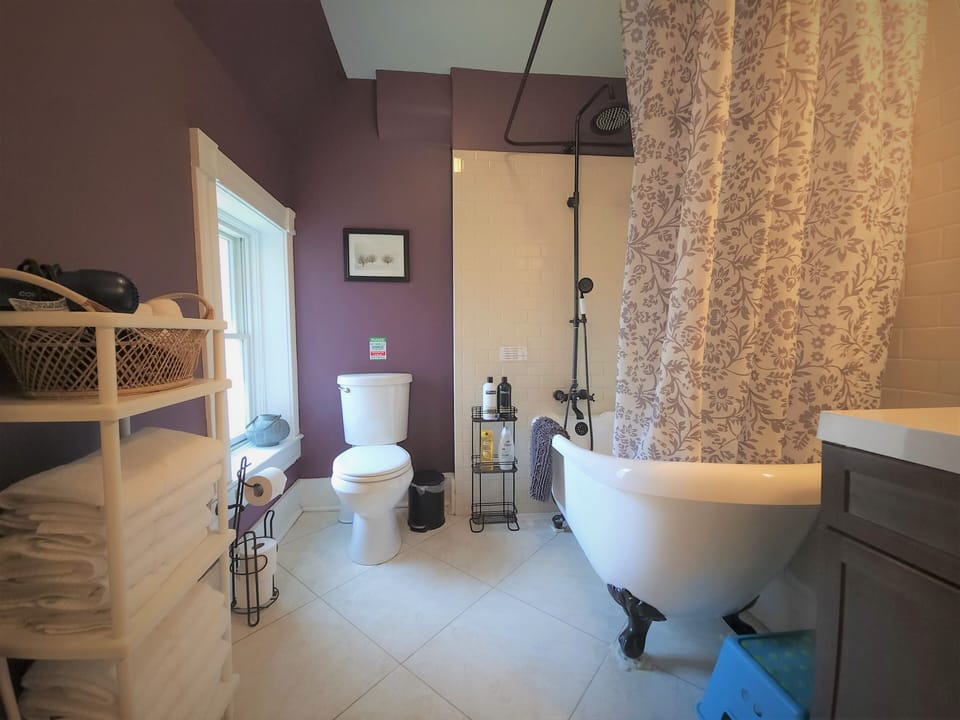 2nd floor bathroom - plenty of fresh towels, shampoo, conditioner and body wash