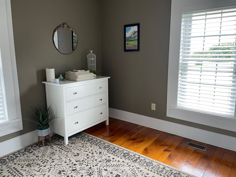 King bed guest room