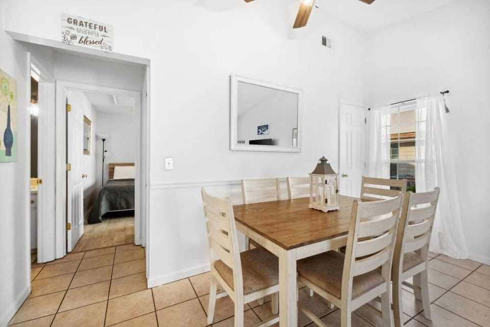 Dining Area with Seating for Six
