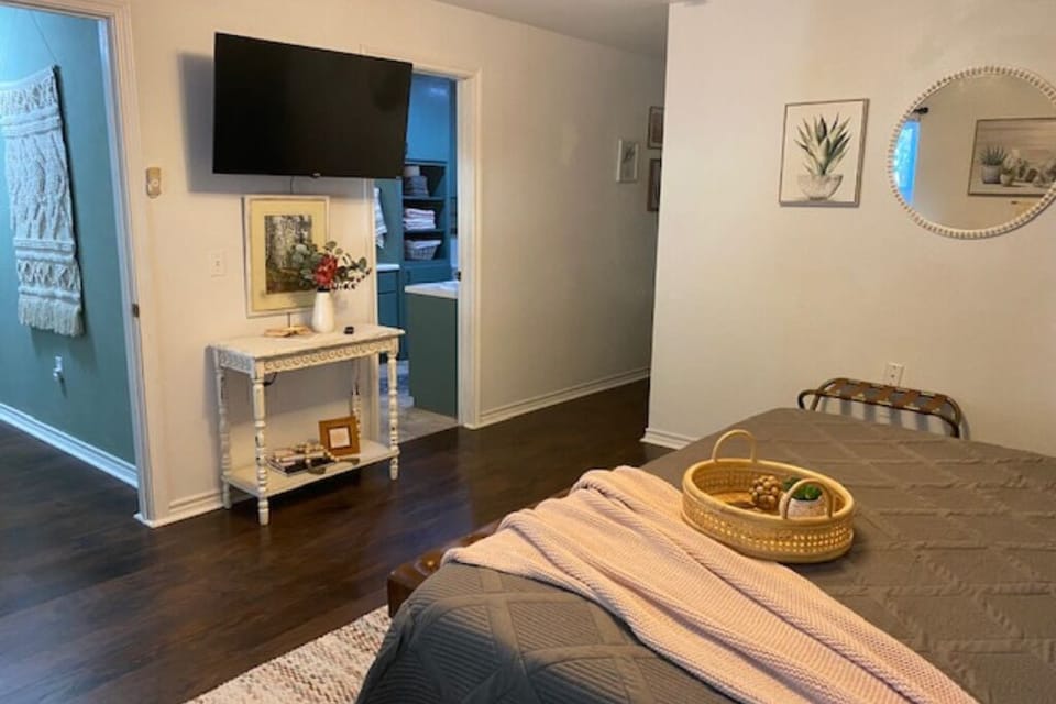Large King bedroom with roku tv & ensuite bath