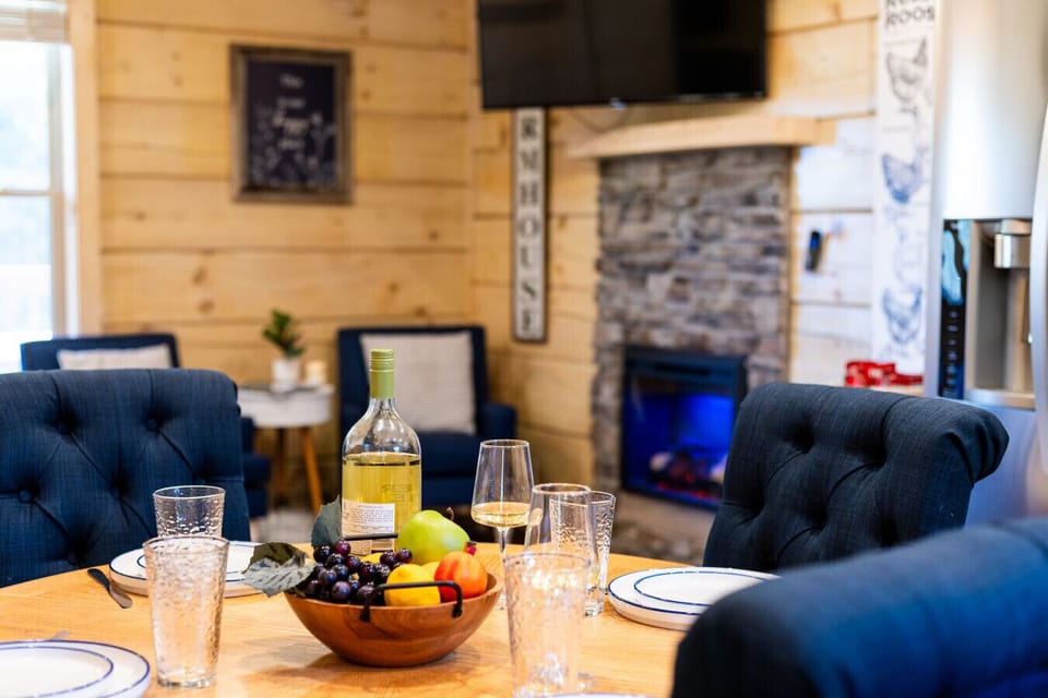 Your cabin dining experience, ready for memories.