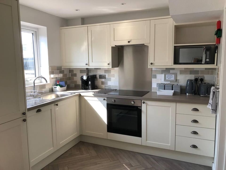 Fully fitted kitchen.