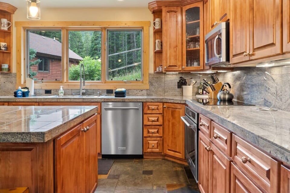 Kitchen: Drip coffee maker, Crockpot, blender, cooking utensils, tableware