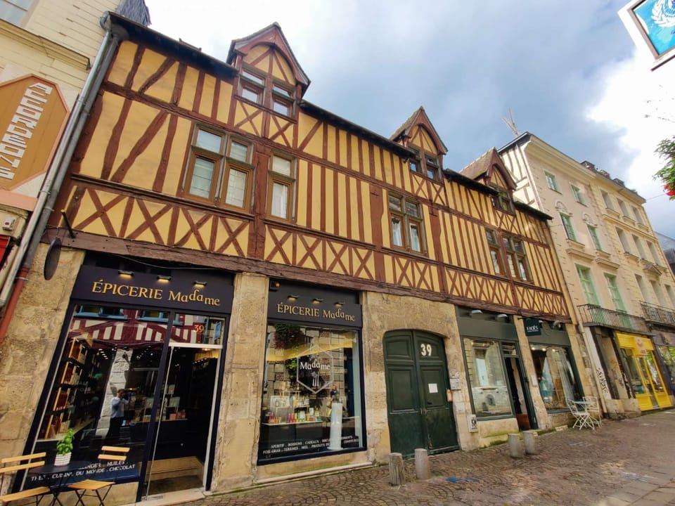 La Venelle Saint-Nicolas - Building Facade (street side, pedestrian)