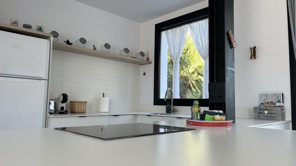 Cocina completa. Vistas al exterior