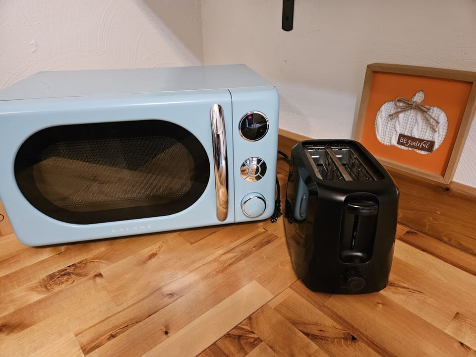 Microwave and toaster for heating up yummies