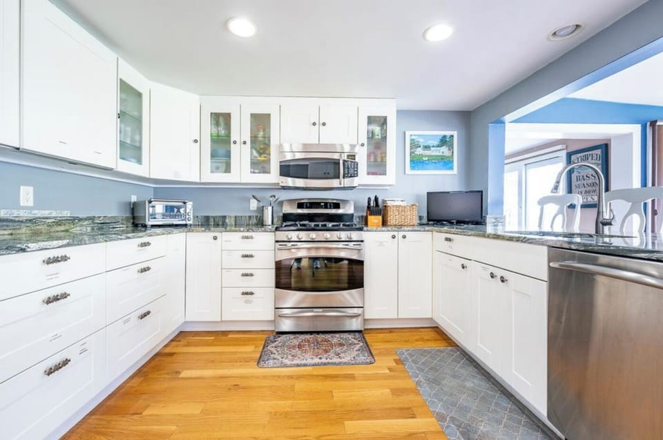 Fully upgraded stunning kitchen w granite countertop/ stainless steel appliances