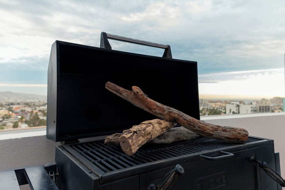 Rooftop BBQ terrace with stunning marina & city views!
