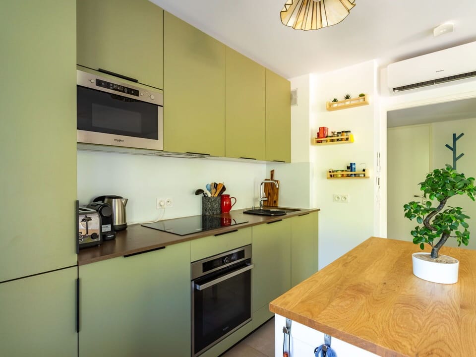 Cabinetry, Property, Plant, Countertop, Flowerpot, Interior Design, Kitchen, Lighting, Houseplant, Kitchen Stove