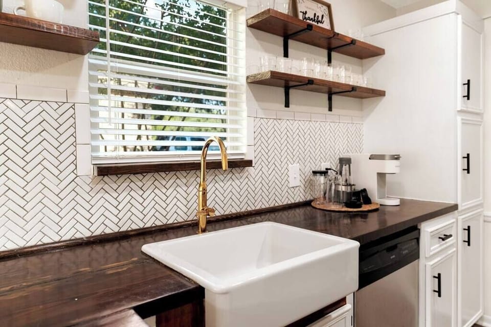 This kitchen is the perfect place for you to cook up a storm. We offer the best amenities and a great cooking experience so that your friends and family can enjoy your culinary skills. 