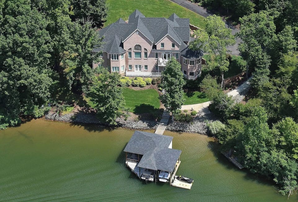 Beautiful home in no wake zone.