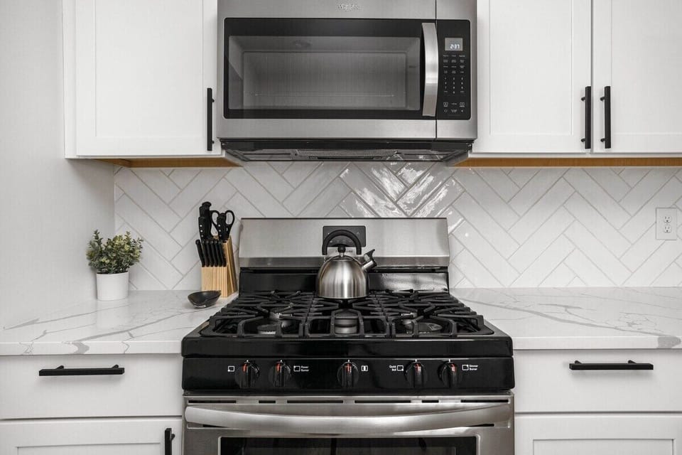 Our kitchen is fully equipped with a range, kettle, microwave, and a set of knives, ensuring you have everything you need for your culinary endeavors.