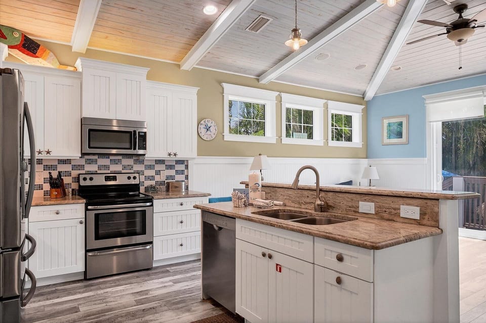 Kitchen Spacious kitchen and island