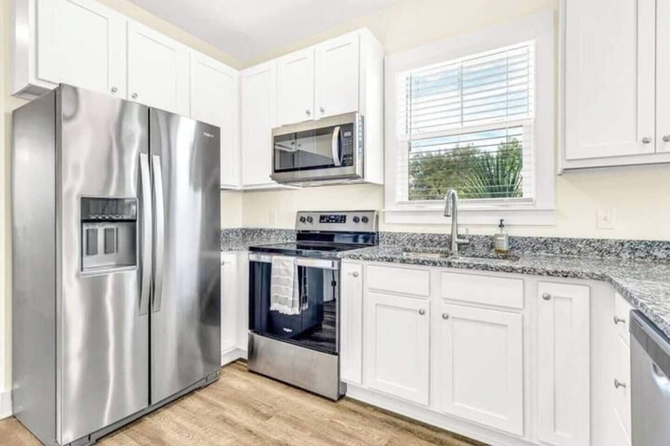 Fully stocked kitchen!