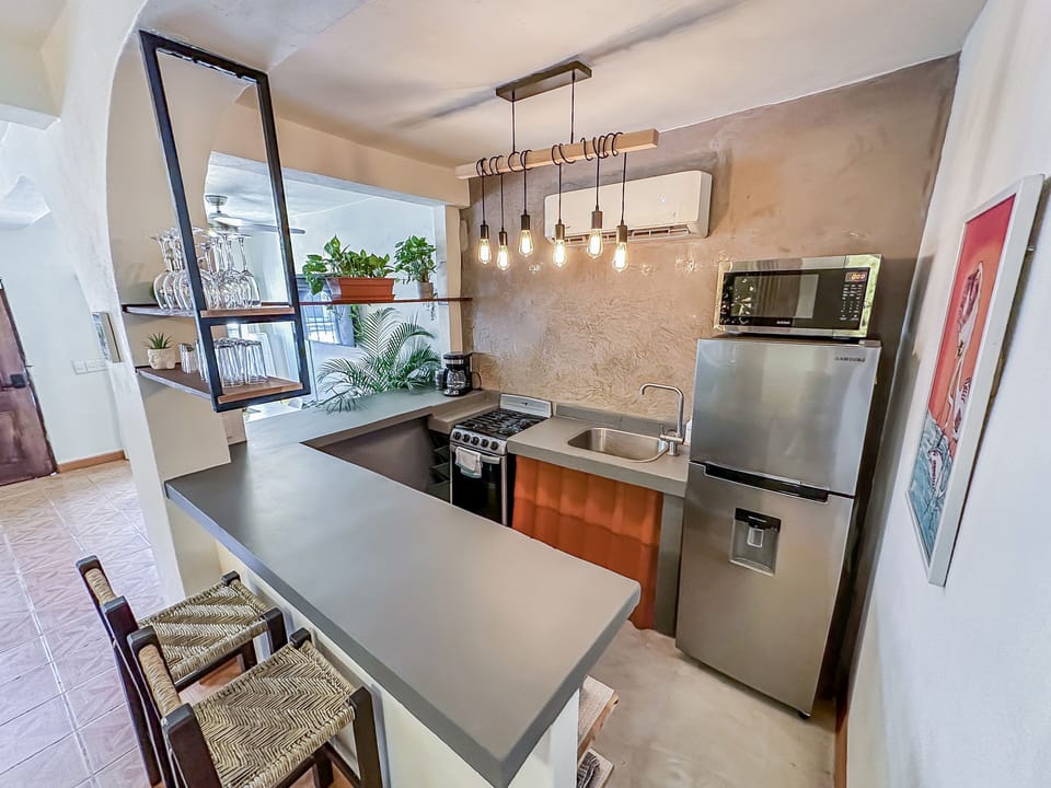 Fully equipped kitchen and bar area with 2 barstools