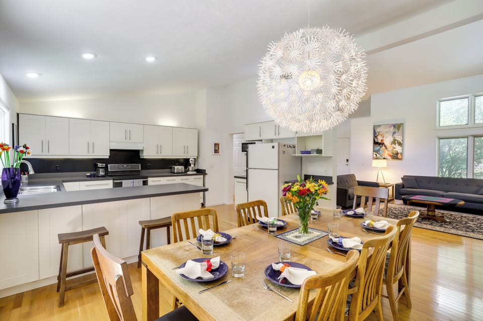 Dining Area | Dishware/Flatware Provided