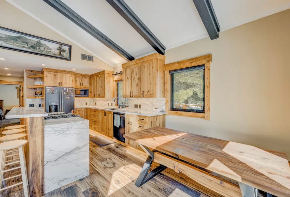 Dining table/kitchen