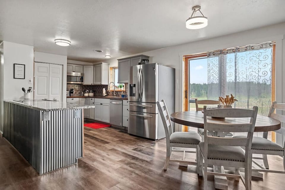 Beautifully updated home with spacious, fully furnished rooms and modern appliances!