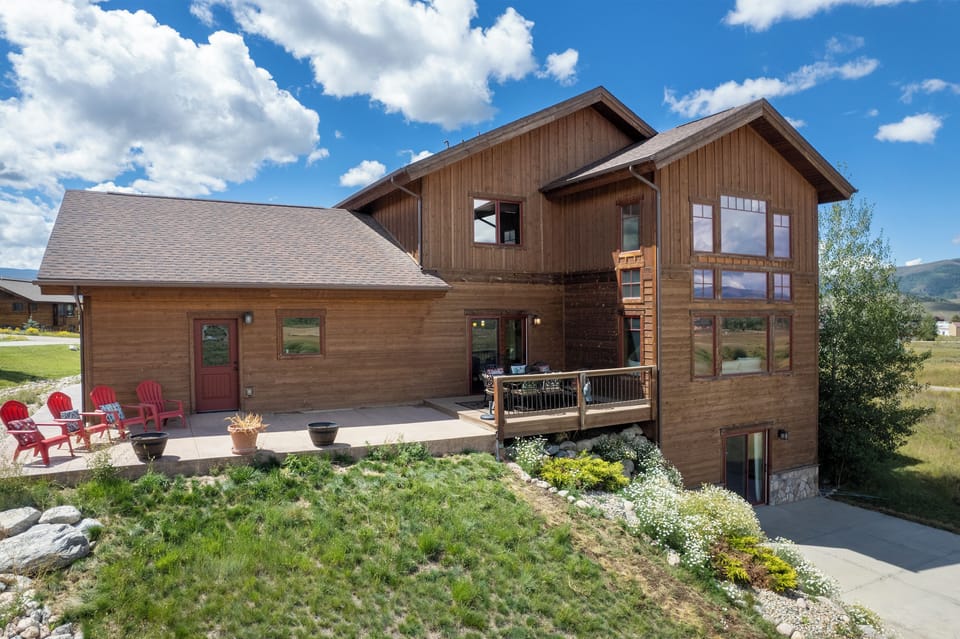 Large 7 Bedroom Home in the heart of the Rocky Mountains!