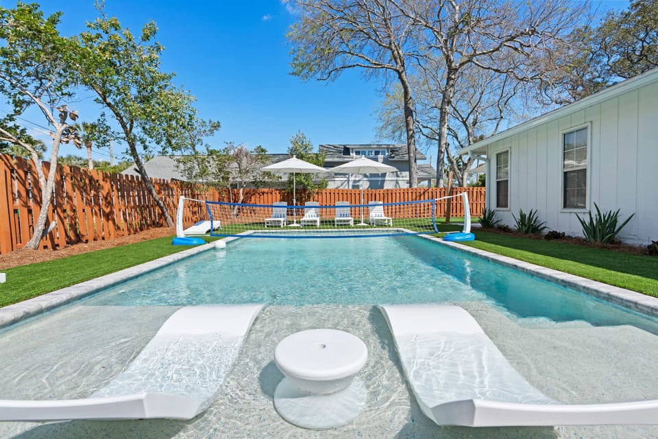 Sports Pool to Enjoy Volleyball with your Friends and Family