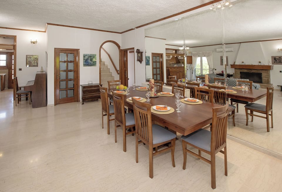 Main living room / dining table