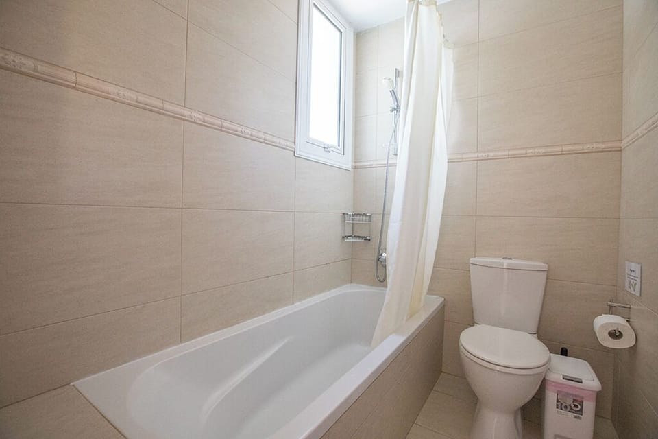Main Bathroom with bathtub, overhead shower and WC