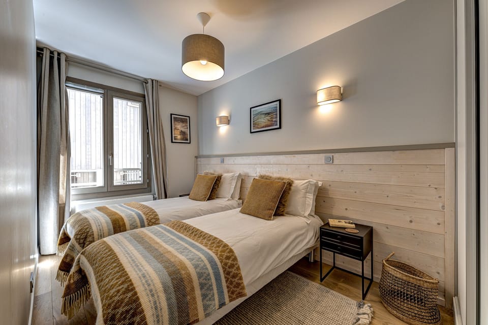 Bedroom 3, flexible double or twin room